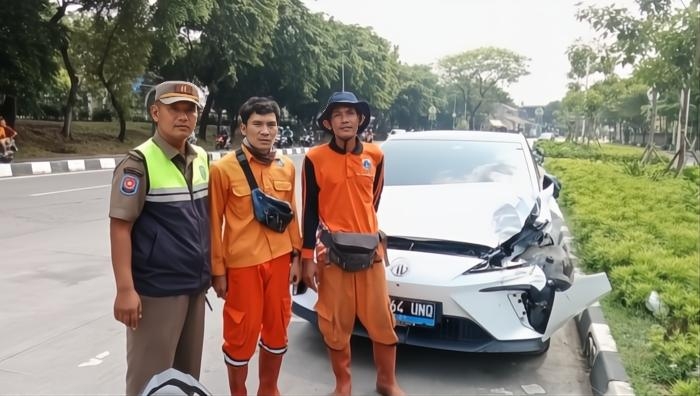 Dua Anggota PPSU Ditabrak Mobil Listrik MG Saat Hendak Isi BBM, Sopir Ditahan!