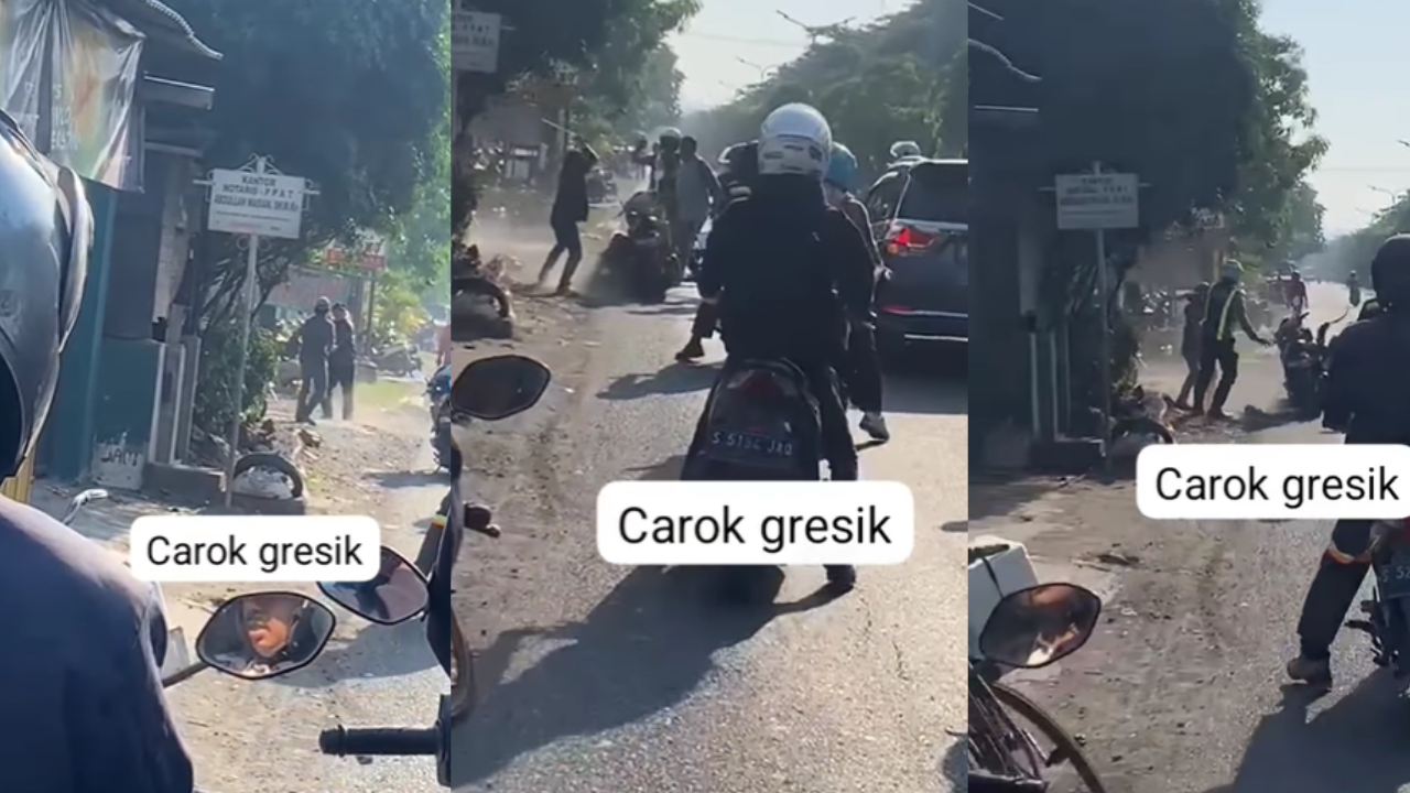 Ngeri! Viral Dua Orang Terlibat Carok di Pinggir Jalan Gresik, Korban sampai Jatuh Tersungkur