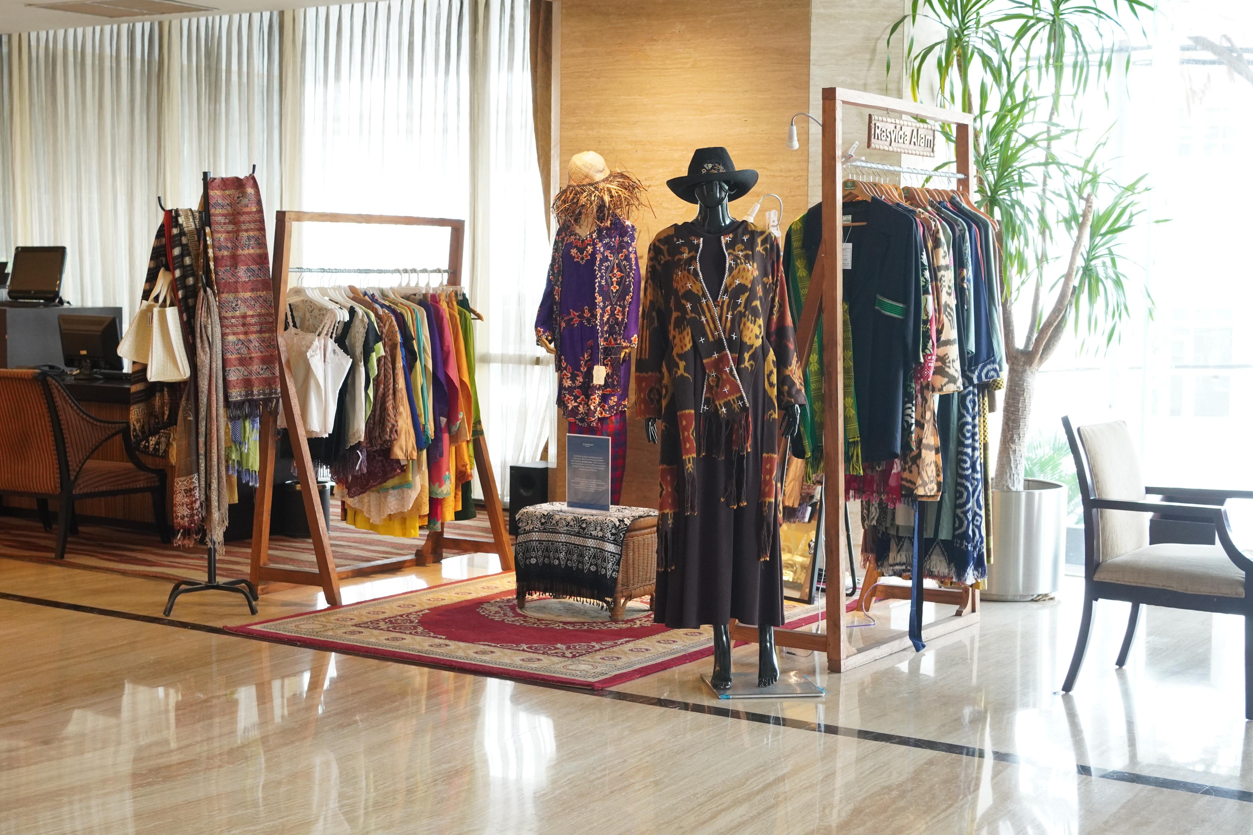 Wyndham Surabaya City Centre Berdayakan UMKM Lokal dari Etalase Produk di Lobi Hotel