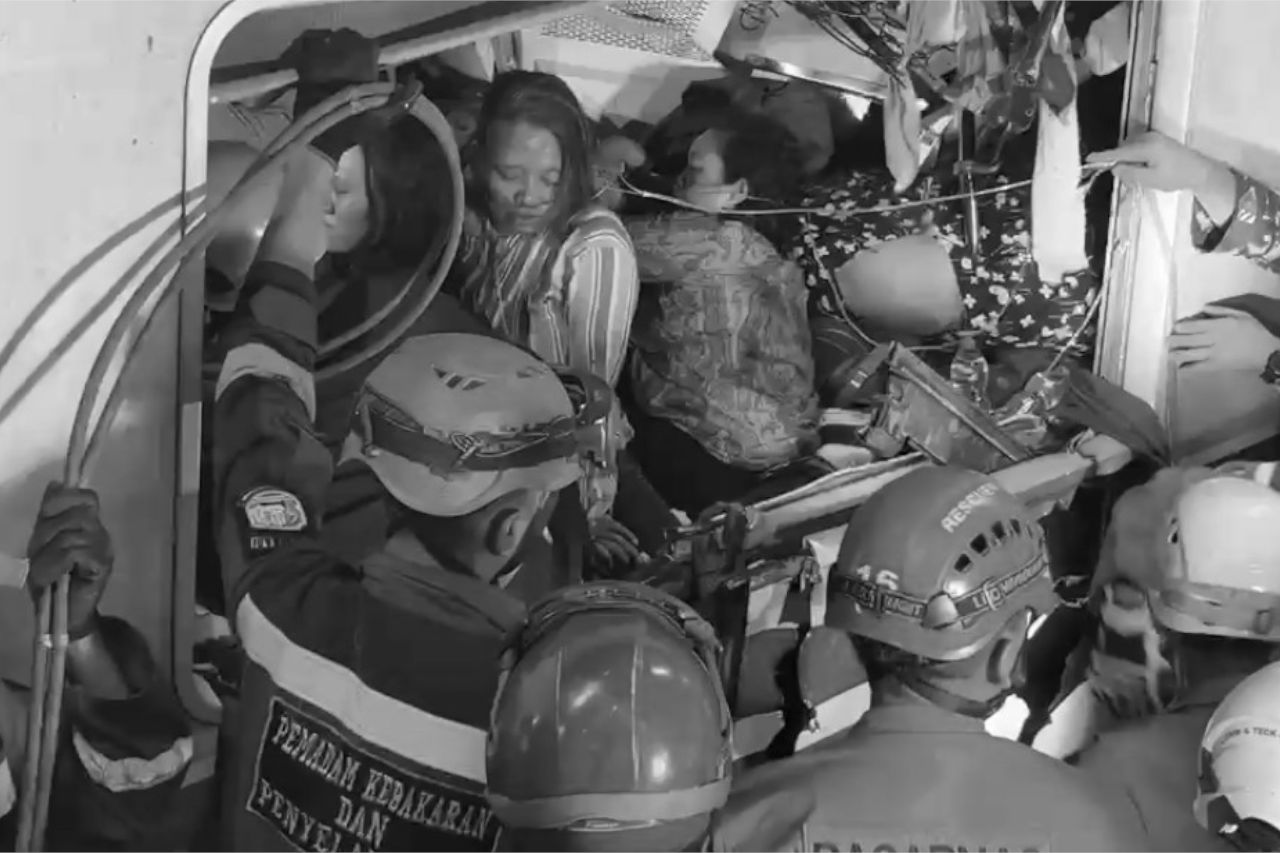 Momen Dramatis Petugas Evakuasi Korban Terjepit Tabrakan KA Bromo Anggrek dan KRL di Stasiun Bekasi Timur