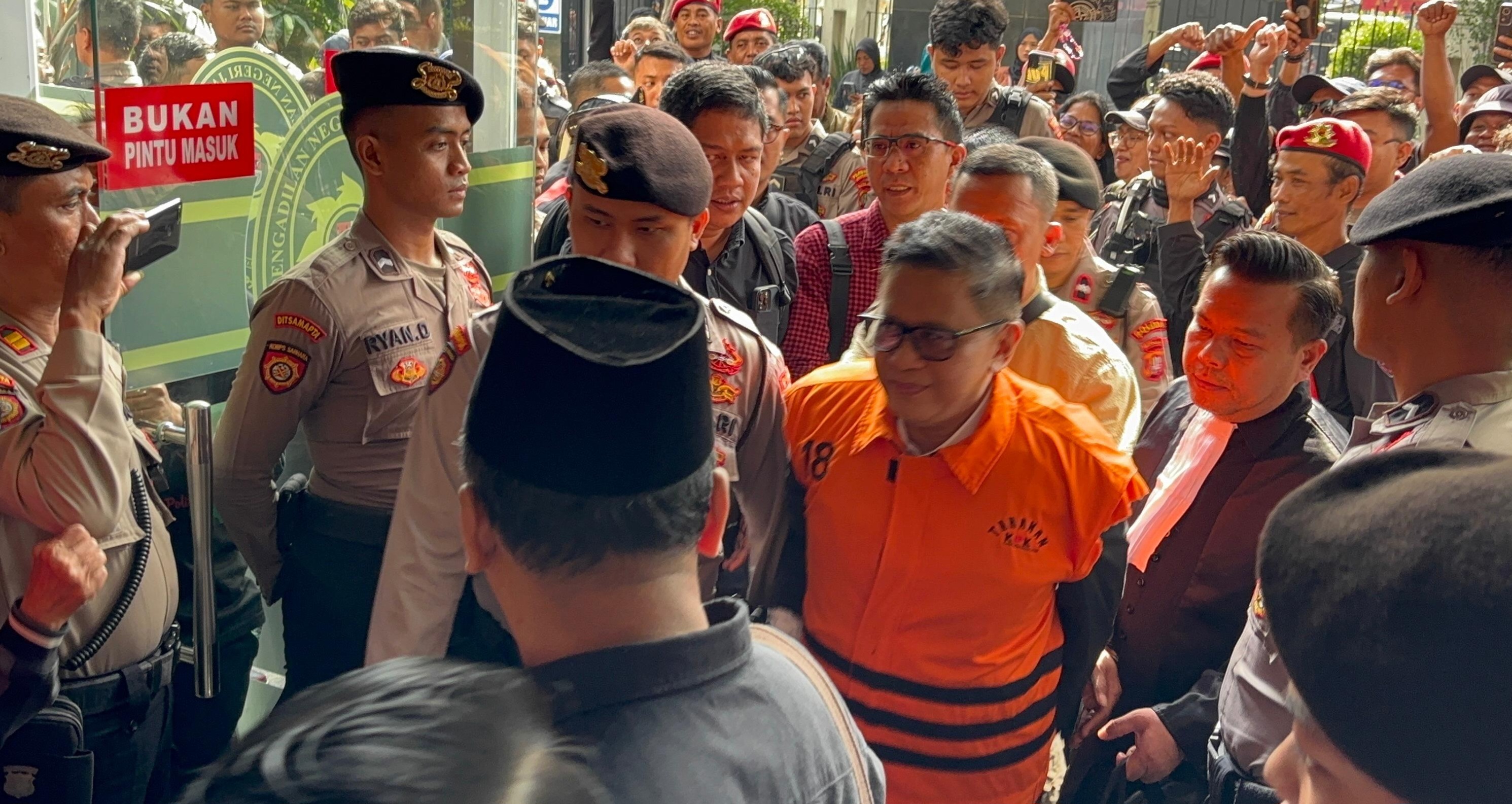 Sambil Terisak Baca Pledoi, Hasto Kutip Bung Karno dan Kudatuli