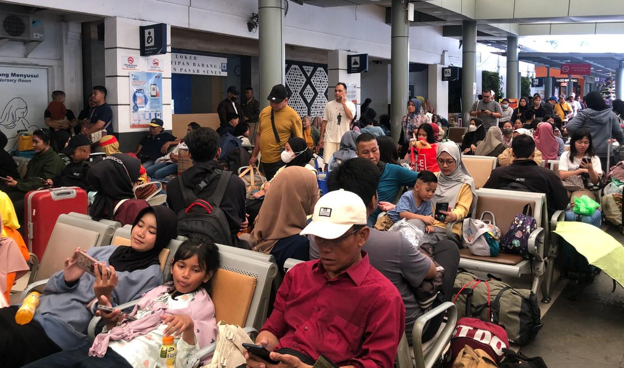 Penumpang Kereta Rela Menunggu Berjam-jam di Stasiun Pasar Senen: Takut Kejebak Banjir    