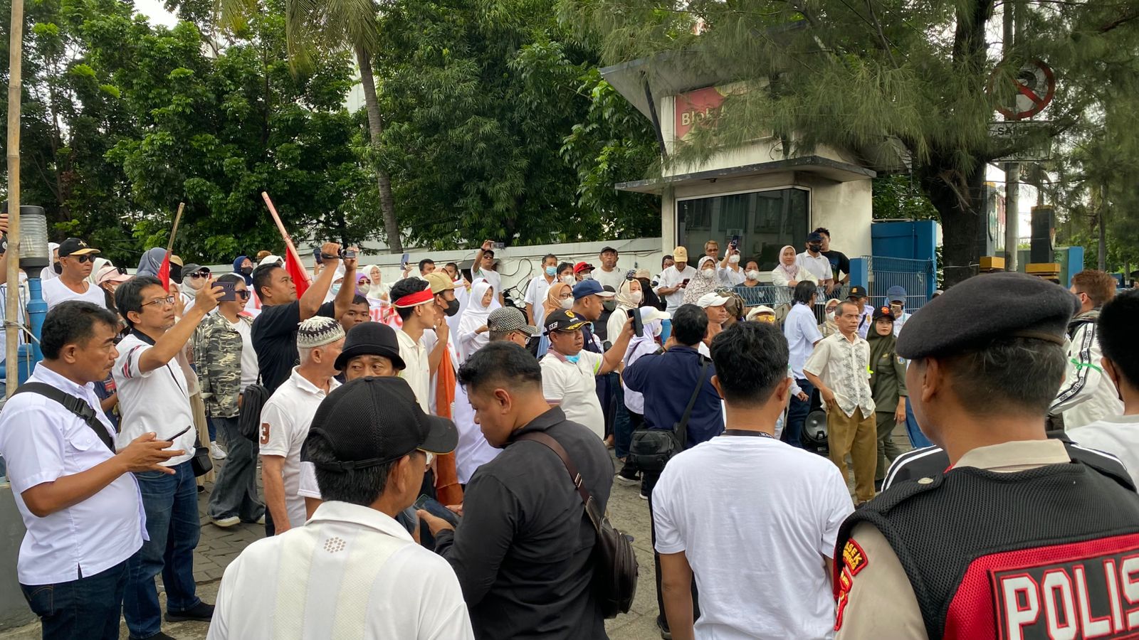 Enggan Digusur, Warga Berunjuk Rasa di Depan Kompleks Kodam Jaya Kalideres