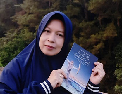Dedikasikan Buku untuk Laut, Desi Resdiyanti Tanam Bakau di Beltim