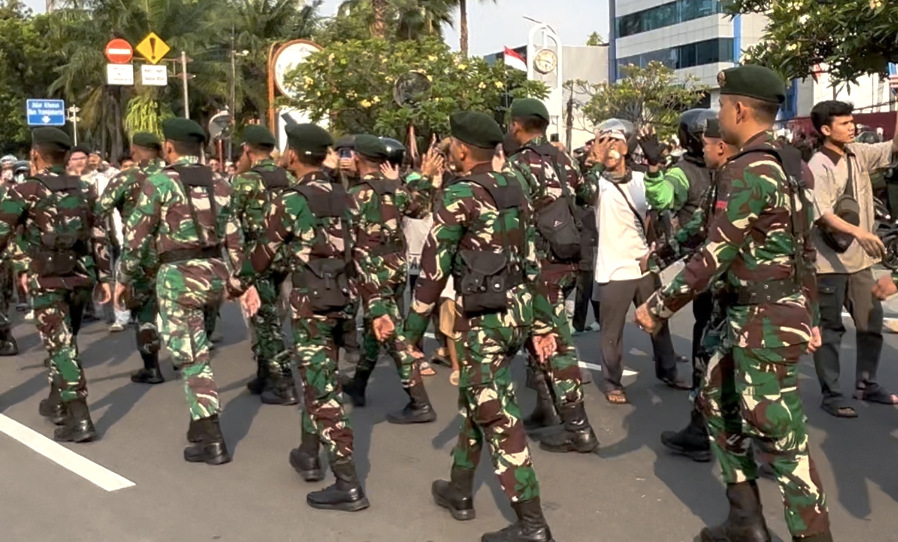 TNI Disambut, Polisi Disambit Saat Aksi Massa di Mako Brimob Kwitang