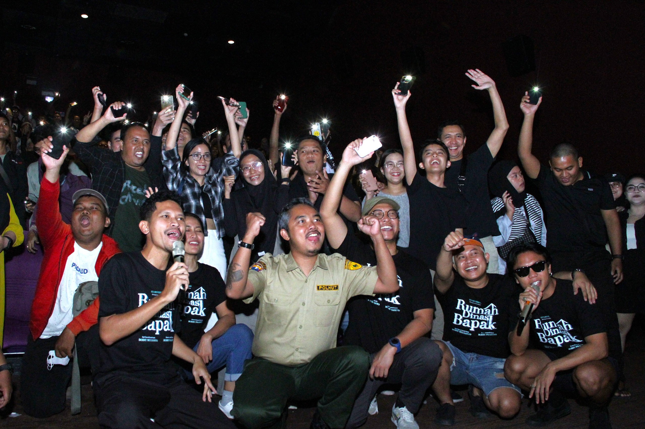 Keseruan Nobar Film Rumah Dinas Bapak di Surabaya, Seram Tapi Lucu