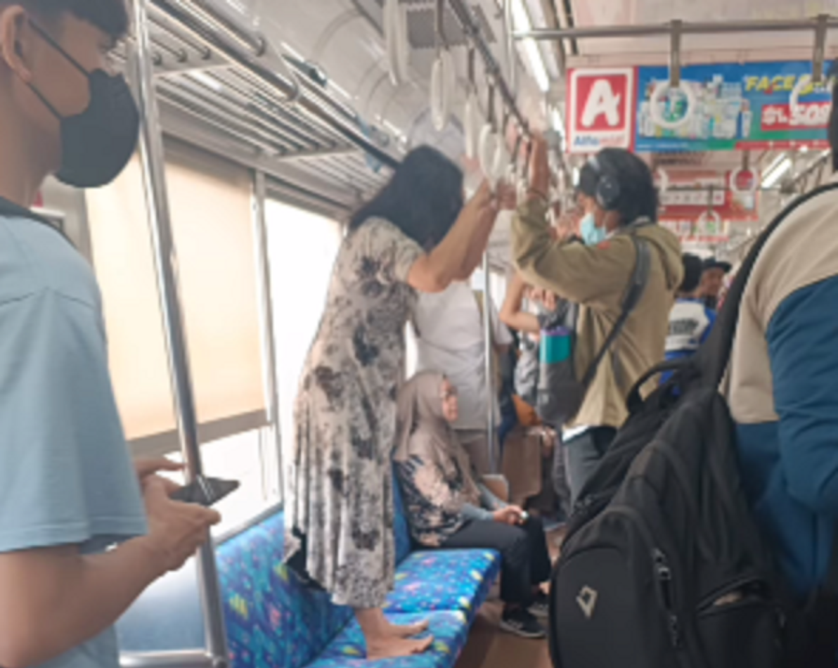 Viral Emak-emak Gelayutan di Gerbong KRL Sambil Bilang: 'Bangun, Saya Mau Olahraga!'