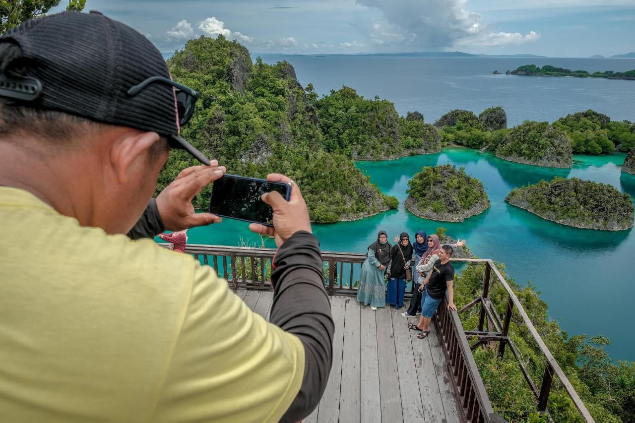 Diliputi Polemik Isu Tambang, Pemerintah Jamin Raja Ampat Masih Aman Dikunjungi