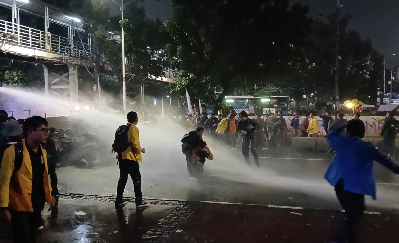 Massa BEM SI Dipukul Mundur Polisi di Patung Kuda, Terdesak hingga Berjatuhan
