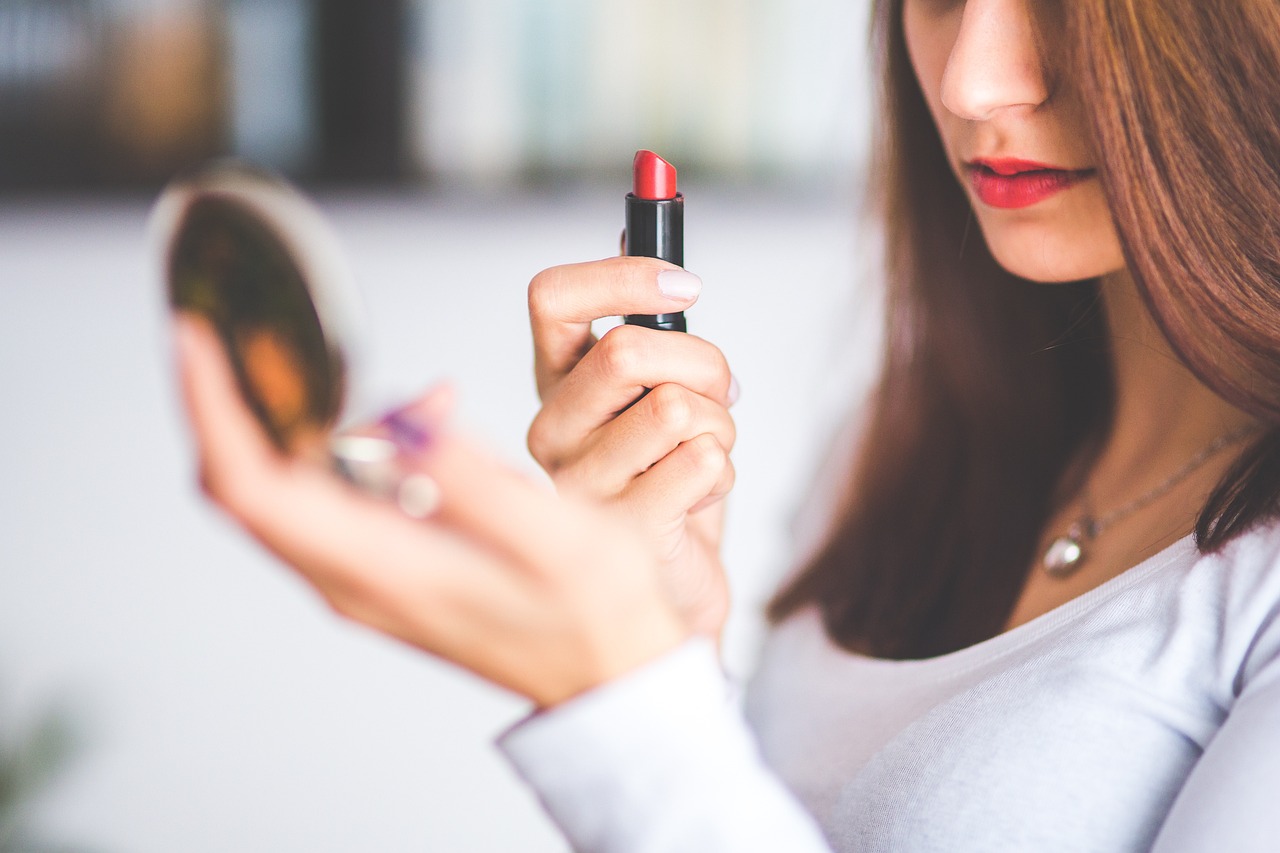 Catat Girls, Ini 5 Tips Makeup Tampil Cantik Saat Kencan Pertama, Jangan Gunakan Lipstick Merah!