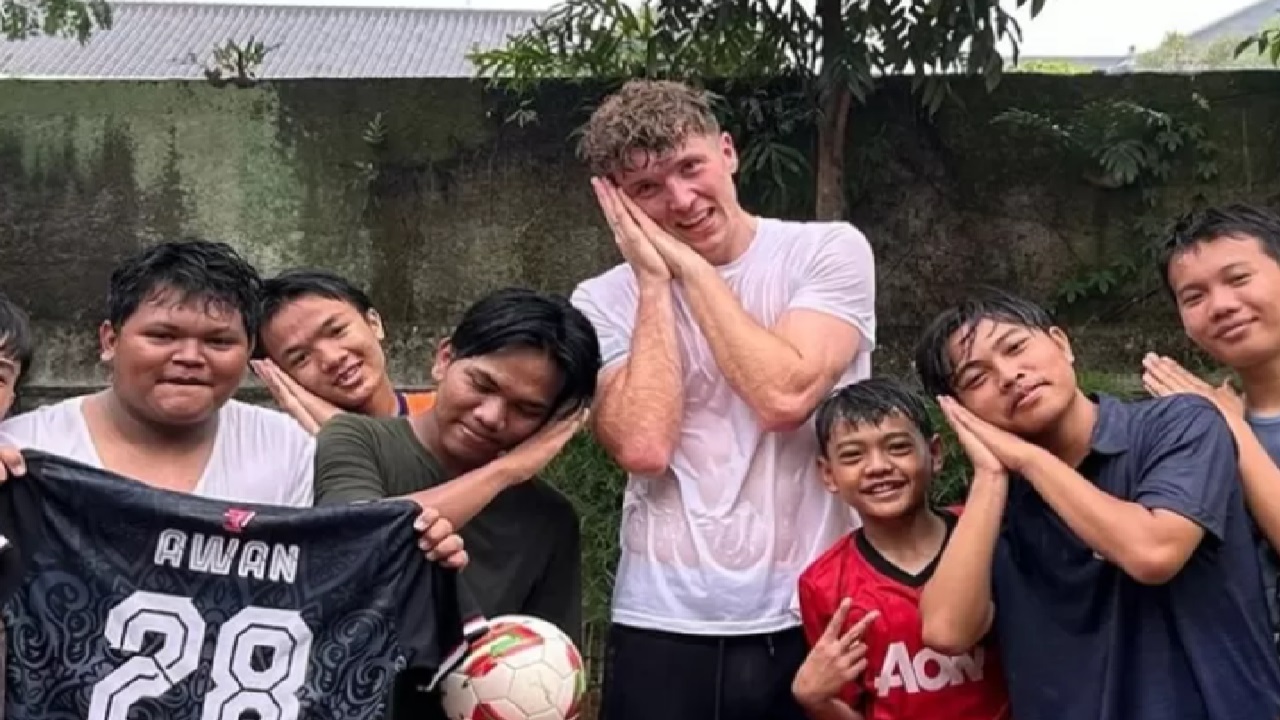 Asiknya Ole Romeny Main Bola Bareng Anak-anak Panti Asuhan di Jaksel: El Humble!