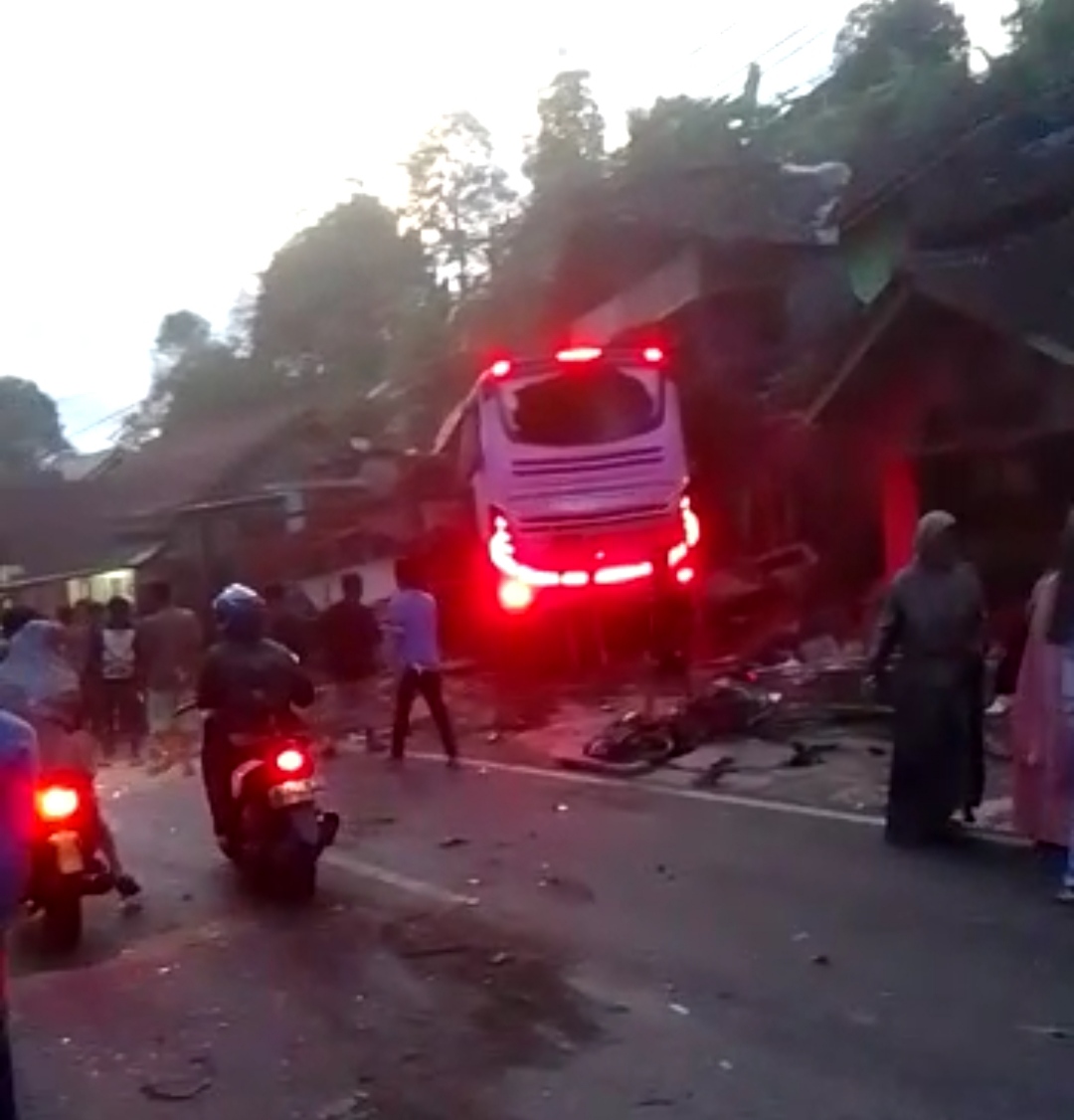 Kronologi Kecelakaan Bus Tabrak Rumah di Panjalu Ciamis