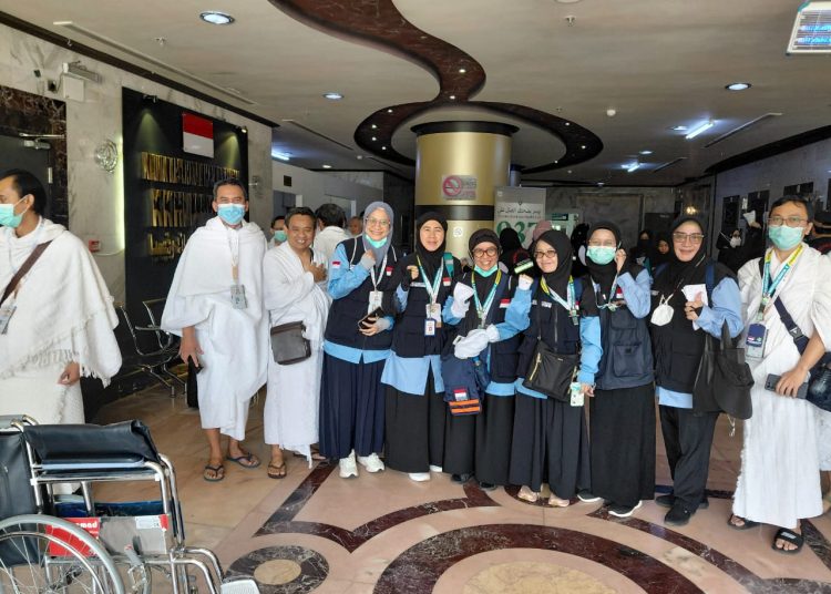 34 Petugas KKHI Kemenkes Antarkan Safari Wukuf Para Jamaah Haji Yang Sakit