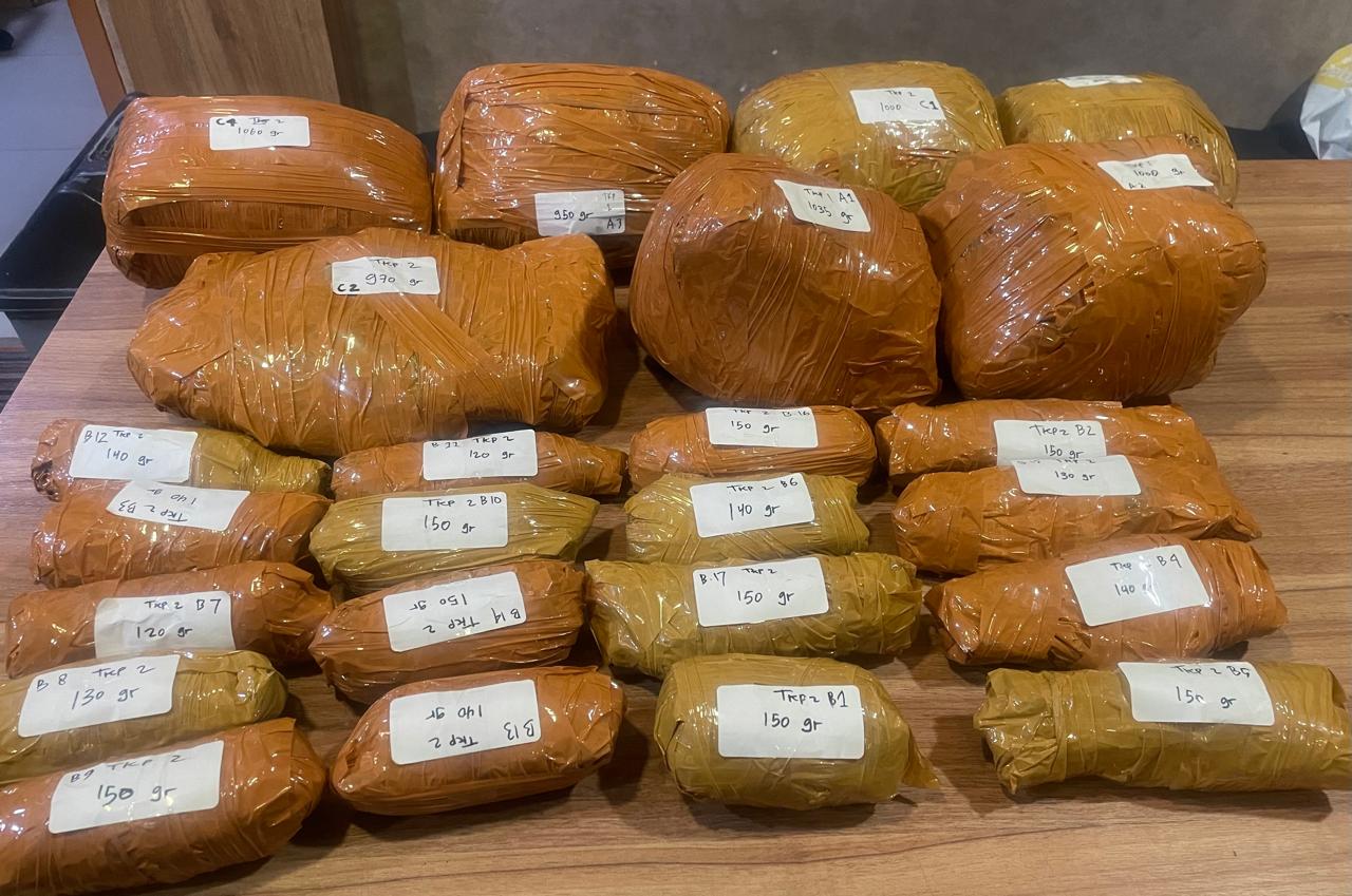 Polda Metro Jaya Gagalkan Peredaran 9,4 Kg Ganja, 3 Tersangka Ditangkap