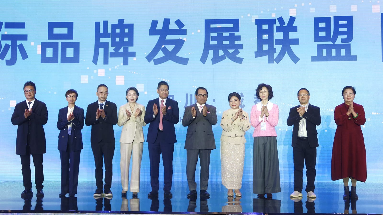 Dubes Djauhari Terima Golden Flag Award 