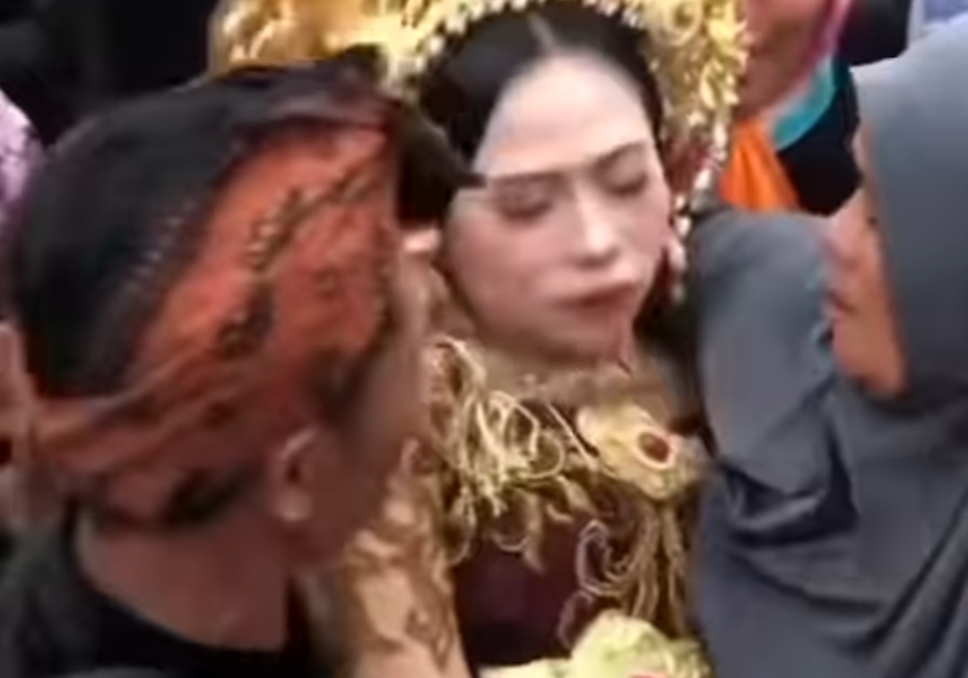 Viral Pengantin Wanita Pingsan Usai Dinikahi Pria Terpaut 35 Tahun di Lombok, Netizen: Ambisi Orangtua
