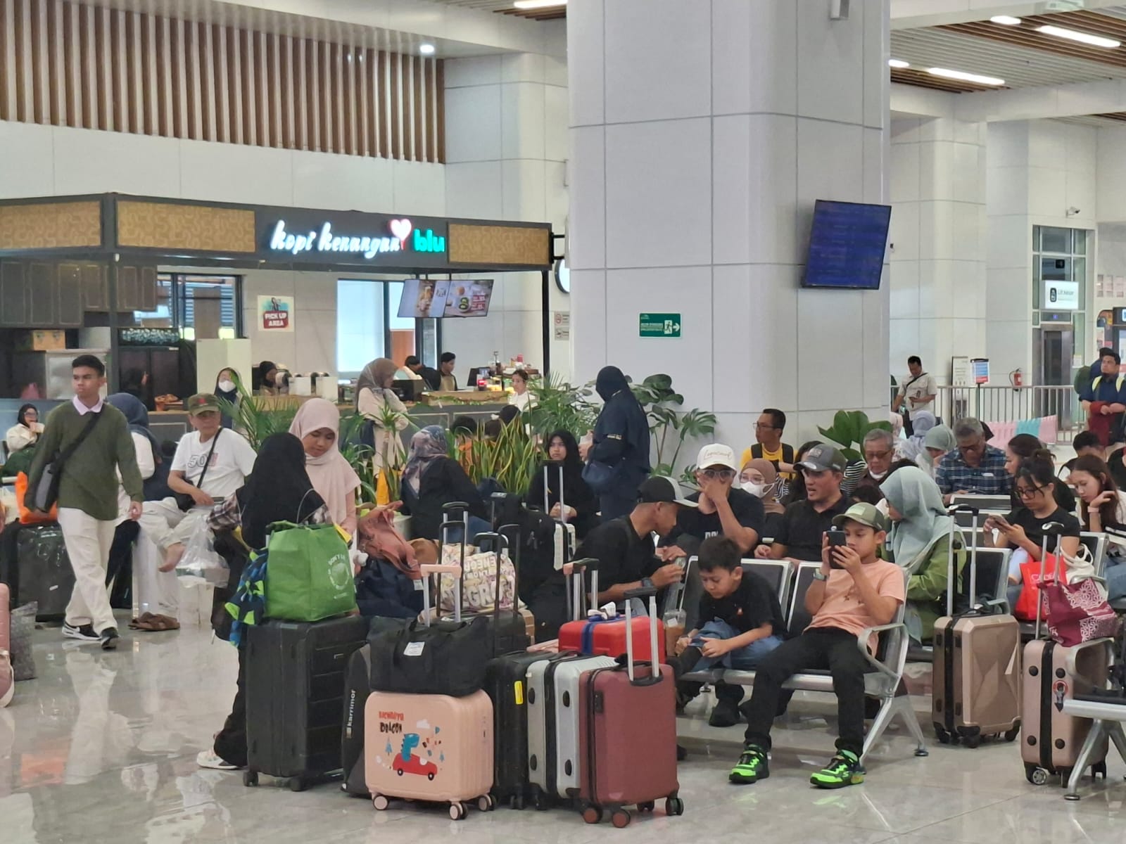 Lonjakan Penumpang Whoosh! Lebaran Hari Ketiga Capai 21 Ribu Orang per Hari