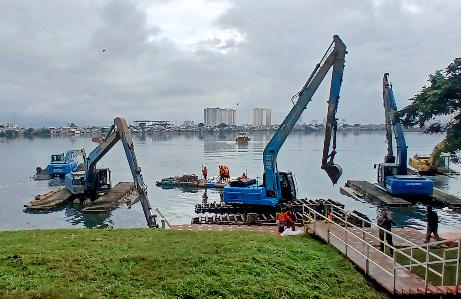 Dinas SDA Jakarta Terjunkan 206 Excavator untuk Keruk Lumpur Sungai dan Waduk