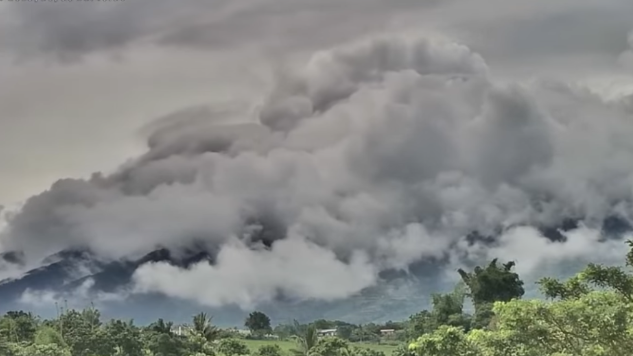 Ngeri! Detik-Detik Letusan Gunung Kanlaon Filipina, Penyebab Letusan Eksplosif