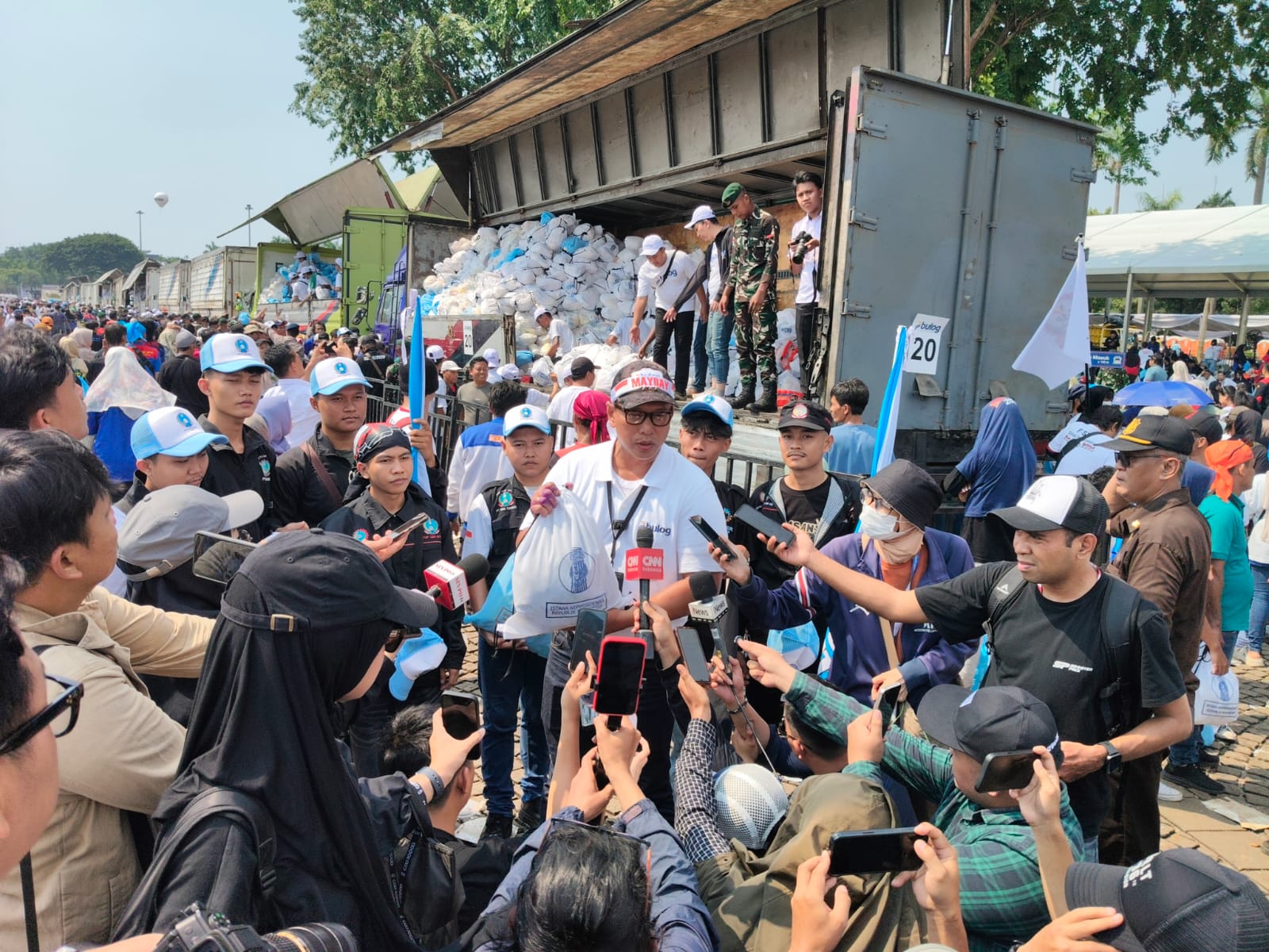 BULOG Hadiri Peringatan May Day 2026 di Monas Bagikan 350 Ribu Paket Sembako Gratis
