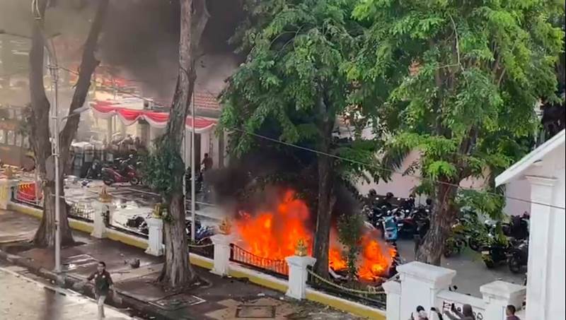 Kerusuhan Demo di Grahadi: Massa Berkostum Hitam Datang tanpa Tuntutan