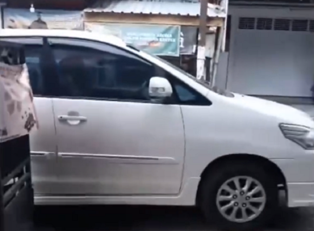 Viral Wanita Kesal Ada Mobil Parkir Sembarangan di Depan Pintu Garasi Rumahnya: 'Saya Tuh Jualan!'