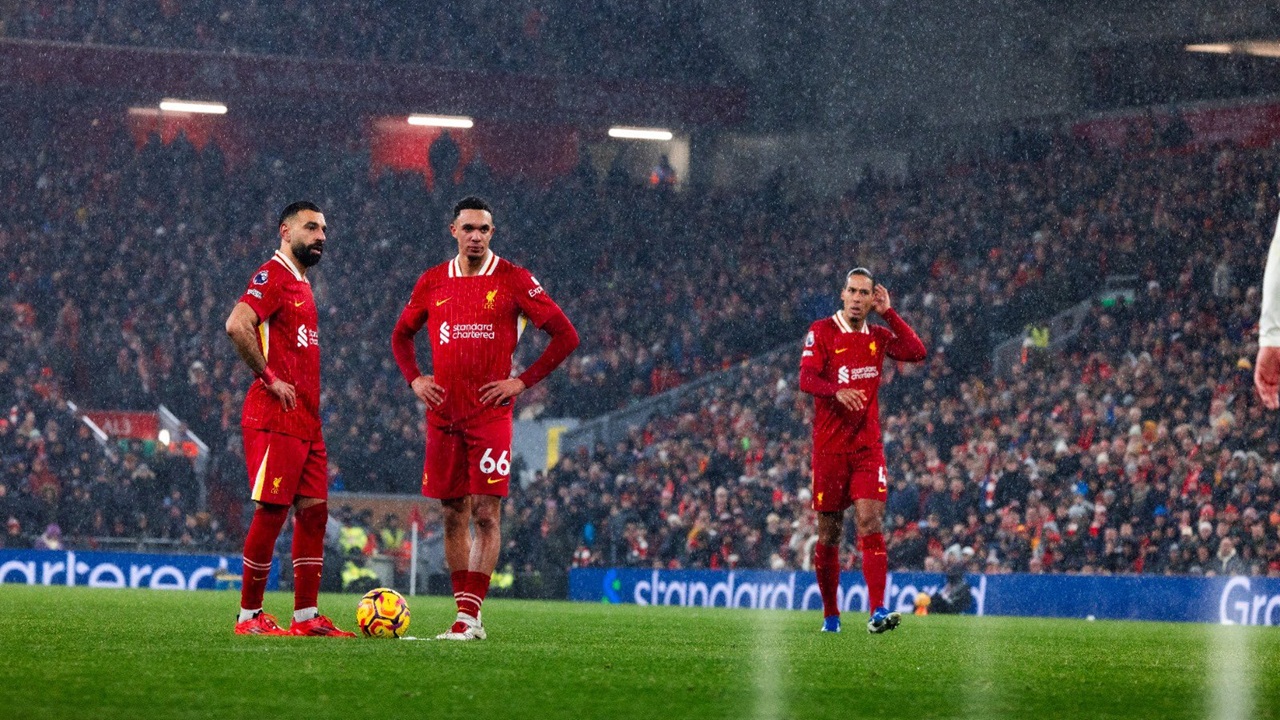 Pemain Liverpool Ribut di Ruang Ganti, Kepalan Tangan Virgil Van Dijk Tertuju ke Trent Alexander-Arnold