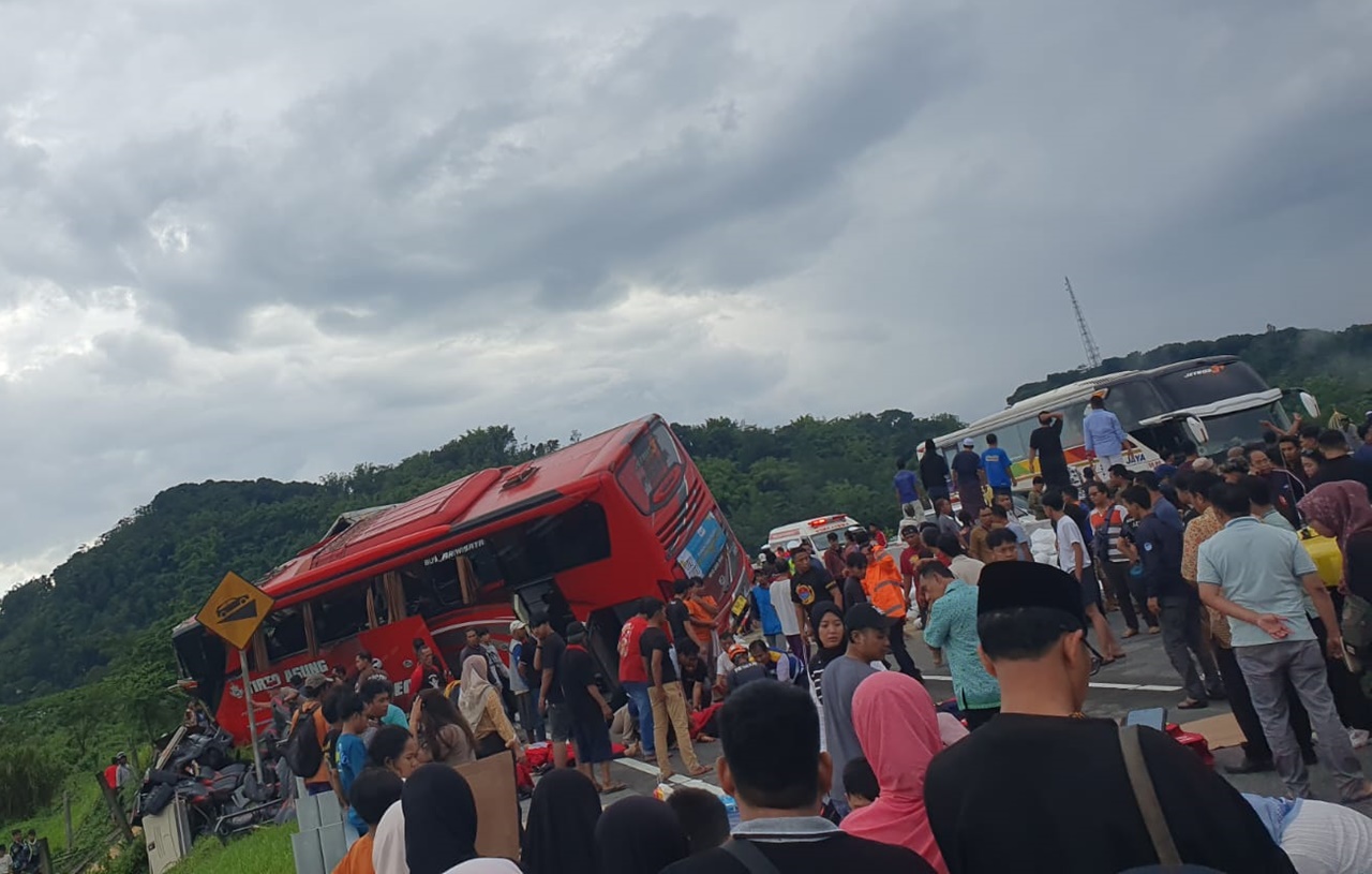 Kecelakaan Bus vs Truk di Tol Malang, 4 Orang Meninggal, Arus Lalin Dialihkan