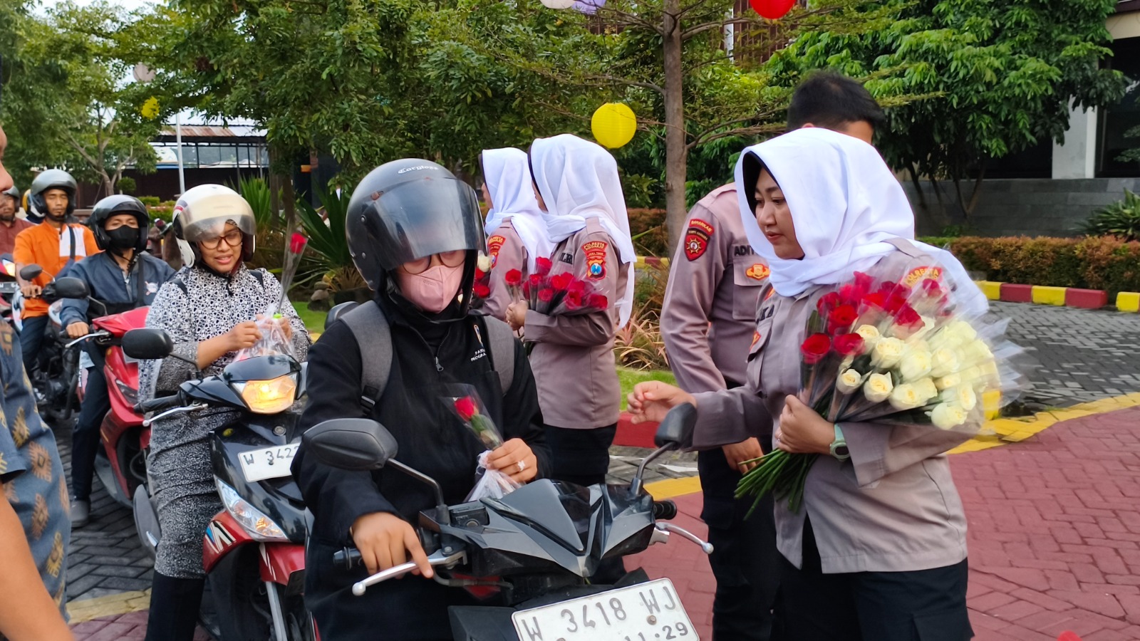 Polresta Sidoarjo dan Mahasiswa Bagikan 250 Takjil