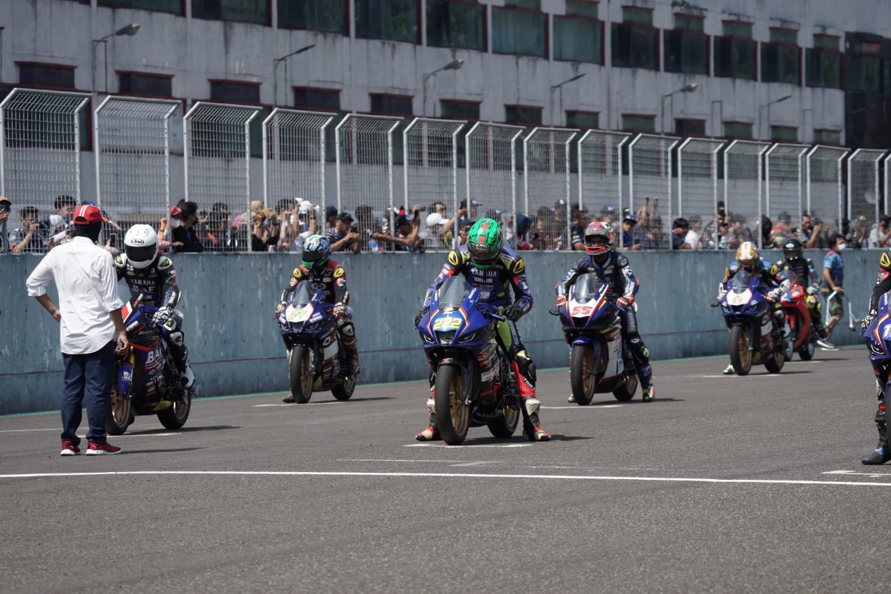 Semarak Idemitsu bLU cRU Yamaha Sunday Race, Momen bLU cRU Jadi Magnet Kemeriahan