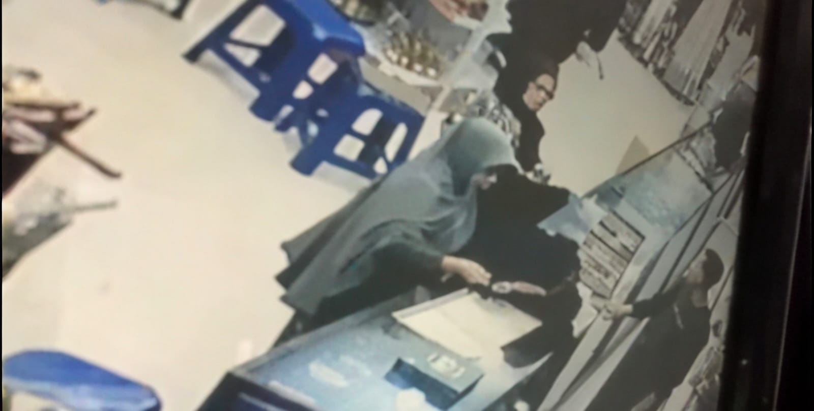 Aksi Emak-Emak Gasak Sarung Mewah BHS Terekam CCTV