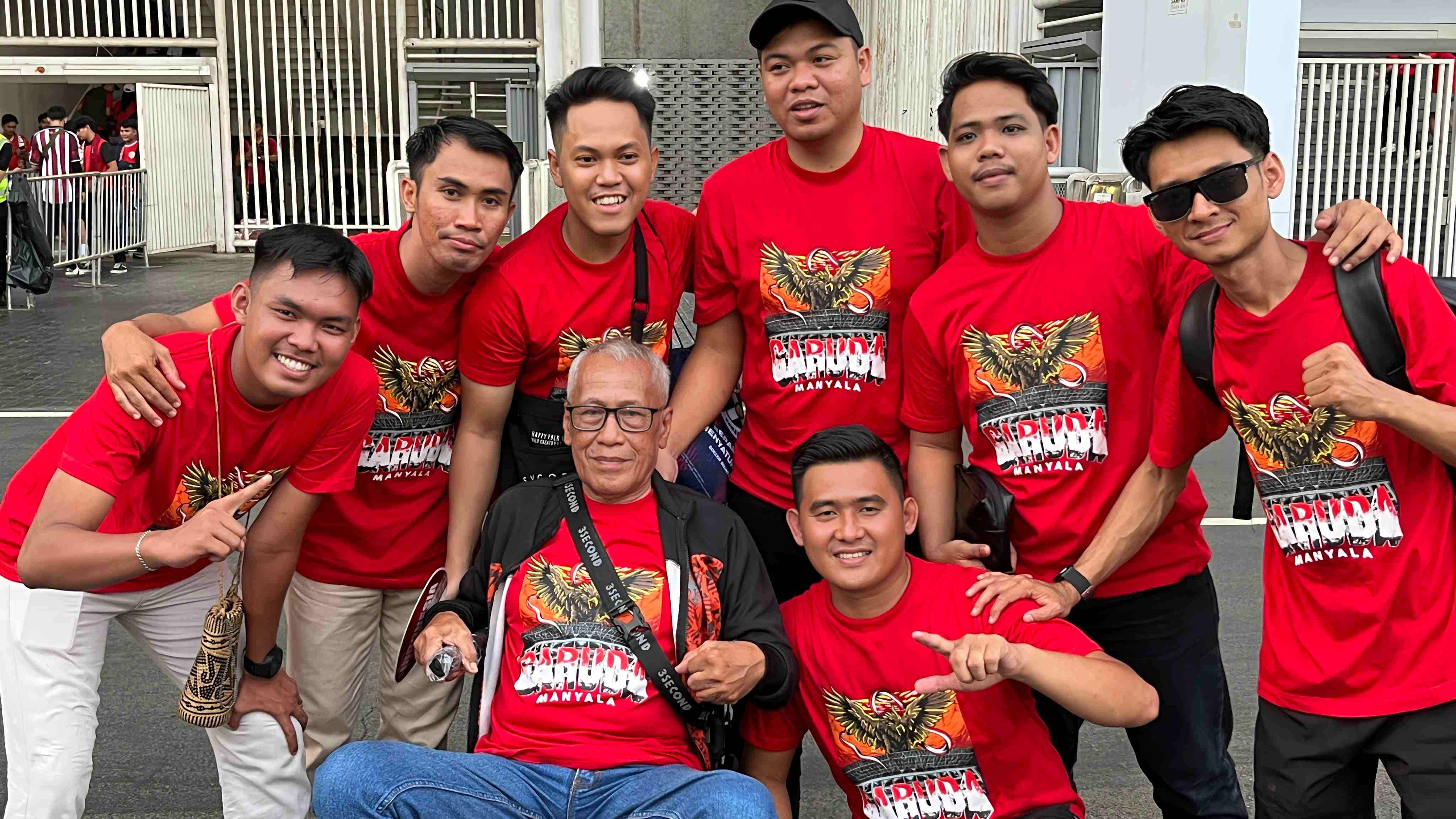 Tak Kenal Usia, Pak Samin Rela Terbang dari Samarinda Nonton Timnas Indonesia di GBK dengan Kursi Roda