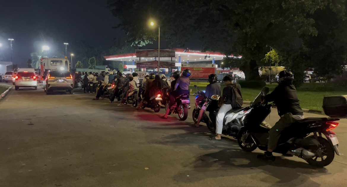 Dikira Harga BBM Naik 1 April 2026, Warga Serbu SPBU Antre Sampai Bawa Jerigen