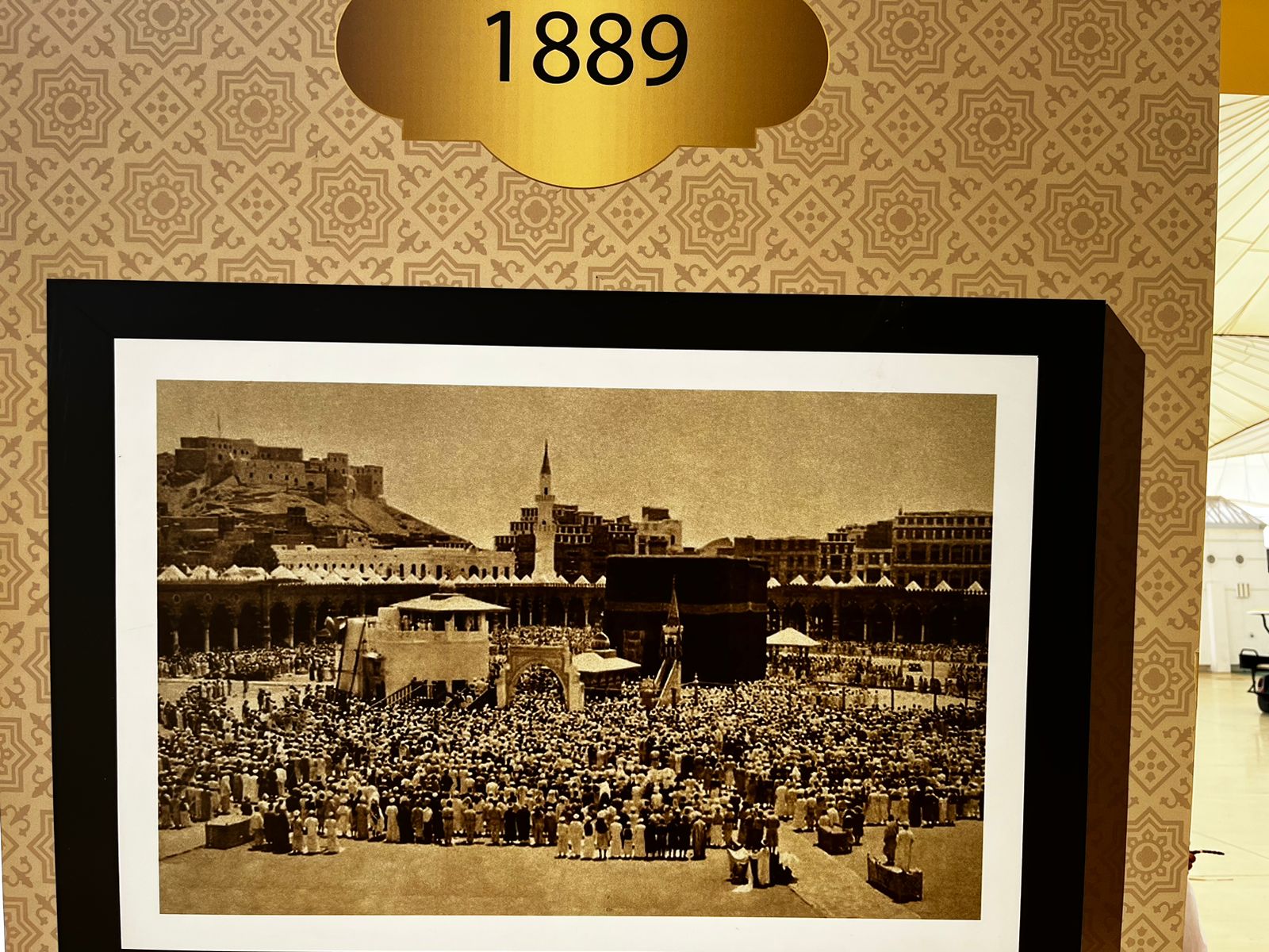 Sketsa Kakbah dari Masa ke Masa Hiasi Bandara Jeddah