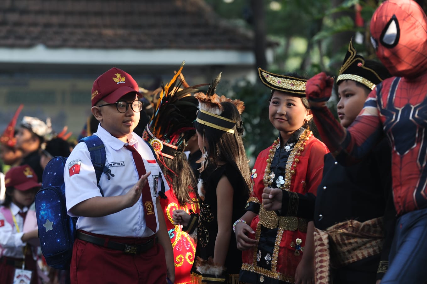 Guru Kenakan Kostum Superhero Sambut Siswa Baru di MPLS SDN Kaliasin 1 Surabaya