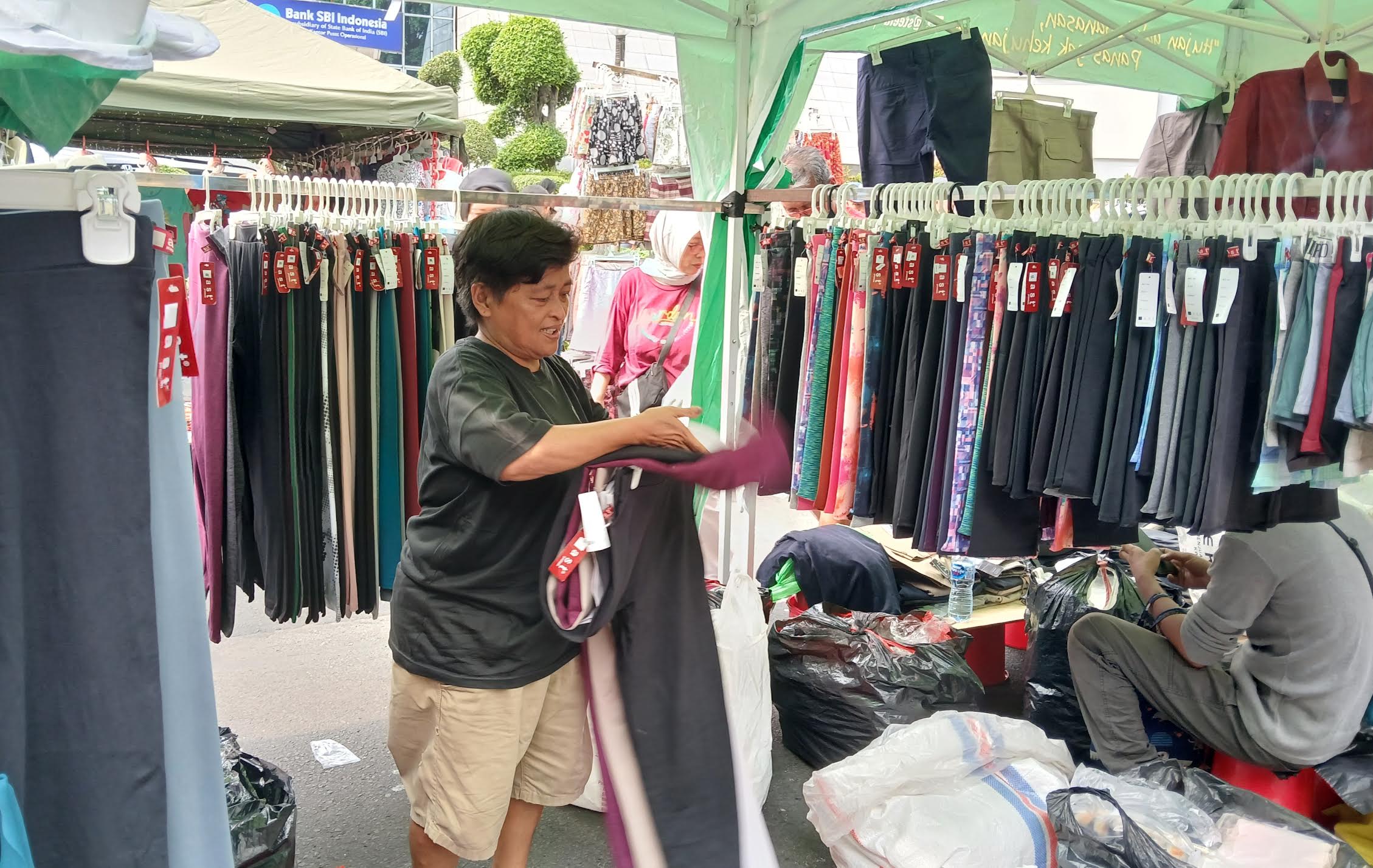 Pedagang Pakaian di CFD Ngeluh, Omzet Anjlok Sejak Pindah dari Kebon Kacang