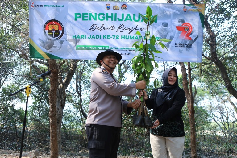 Polda Jatim Tanam Bibit Mangrove Meminimalkan Abrasi 