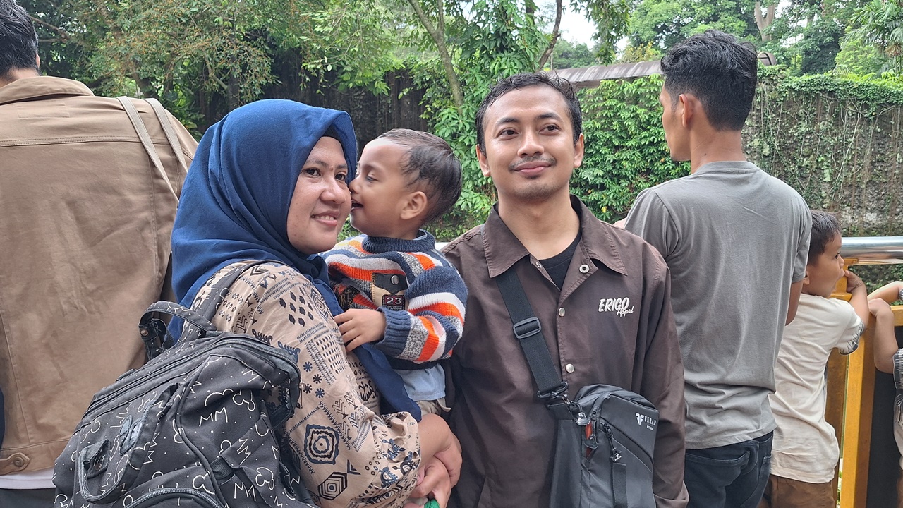 Rela 'Motoran' dari Cibitung, Keluarga Ini Pilih Isi Liburan Tahun Baru ke Ragunan