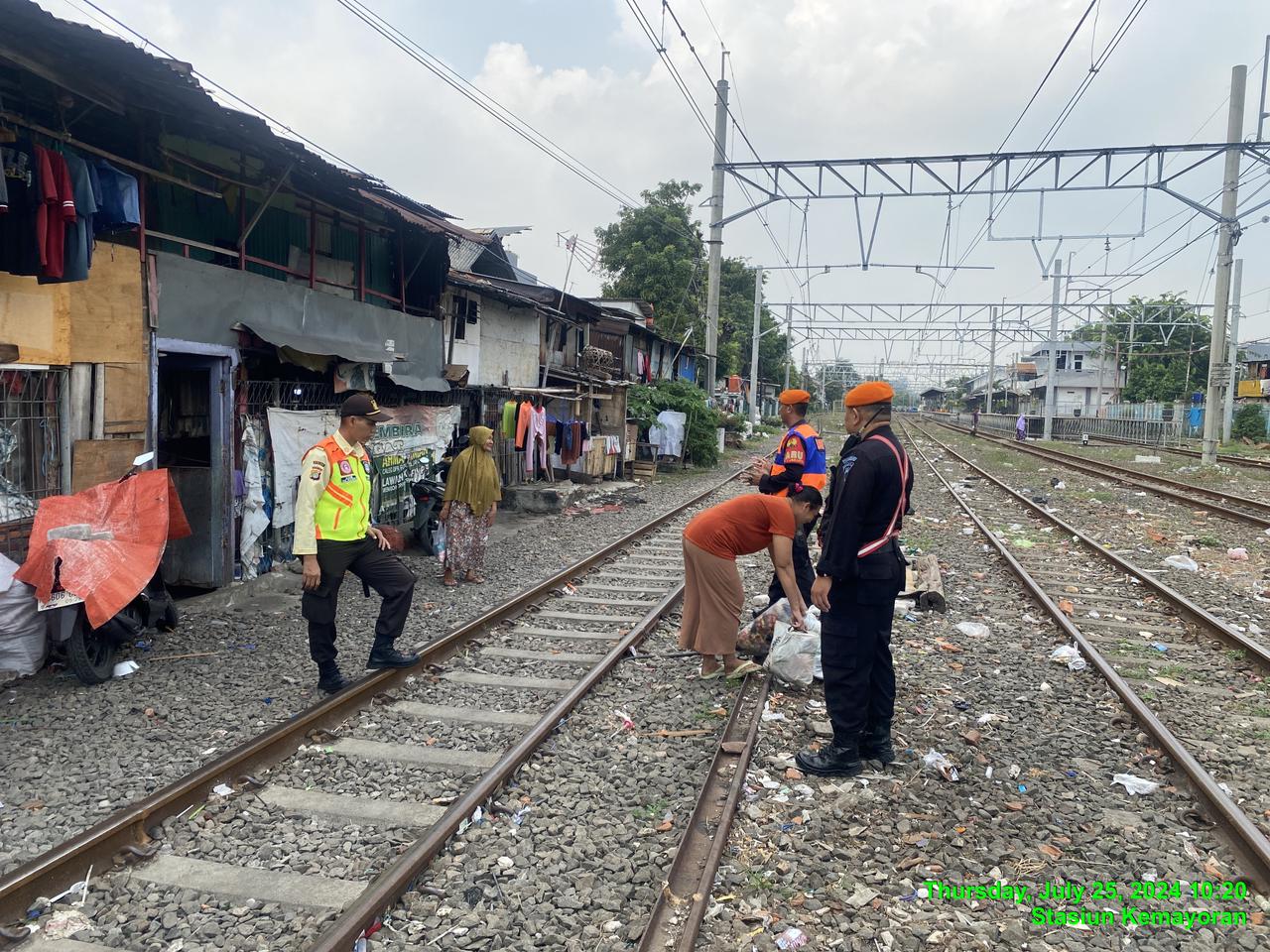 Warga Kemayoran Kepergok Buang Sampah di Gerbong Kereta Barang, KAI Langsung Turun Lapangan