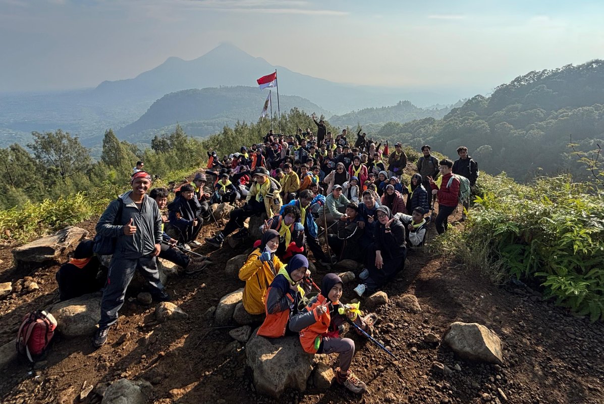 Ikuti Bravery Survival, 77 Siswa Kelas 7 SAIM Surabaya Taklukkan Puthuk Gragal dan Puncak Bidadari di Kaki Gunung Welirang