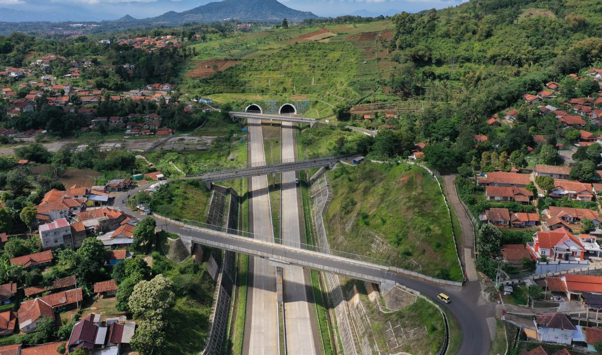 Punya Ciri Khas Terowongan Kembar Terpanjang, Inilah Jalan Tol Cisumdawu yang Diresmikan Jokowi