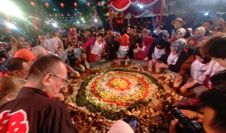 Festival Rujak Uleg Surabaya Masuk  Karisma Event Nusantara Kemenparekraf
