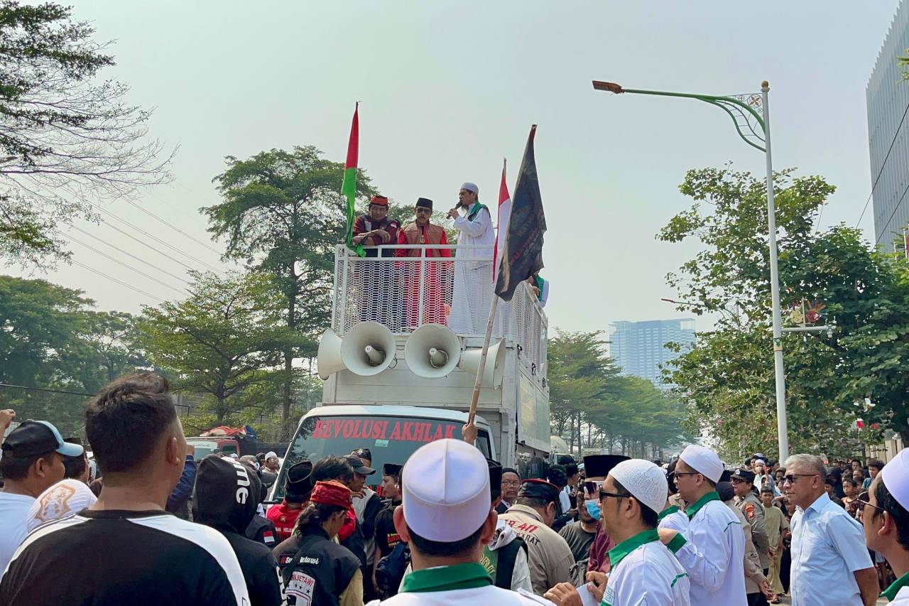 Imbas Video Challenge Hafal Al-Quran Berhadiah Miras, Kantor OT Digeruduk Massa Berpakaian Putih