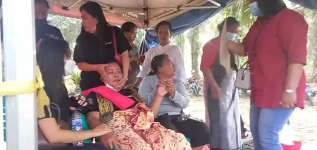 Menangis Histeris! Ibu Brigadir J Sebut Nama Putri Chandrawati Sebelum Pembongkaran Makam: Di Mana Kamu Putri!