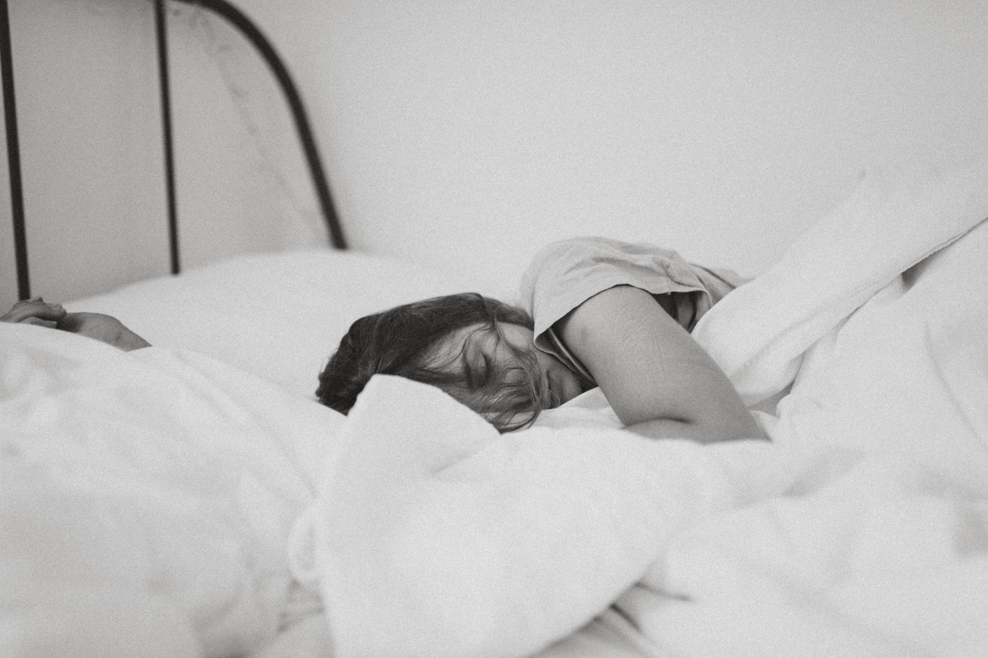 Penelitian Baru: Tidur Hanya 5 Jam Semalam dapat Jadi Penyebab Kematian Dini, Singkirkan Gadget di Ranjang!