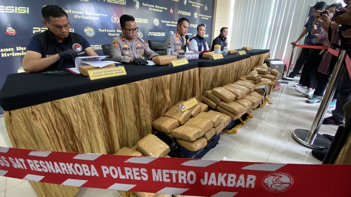 Polisi Ungkap Pengiriman 4 Koper Ganja Kering Siap Edar dari Sumatera