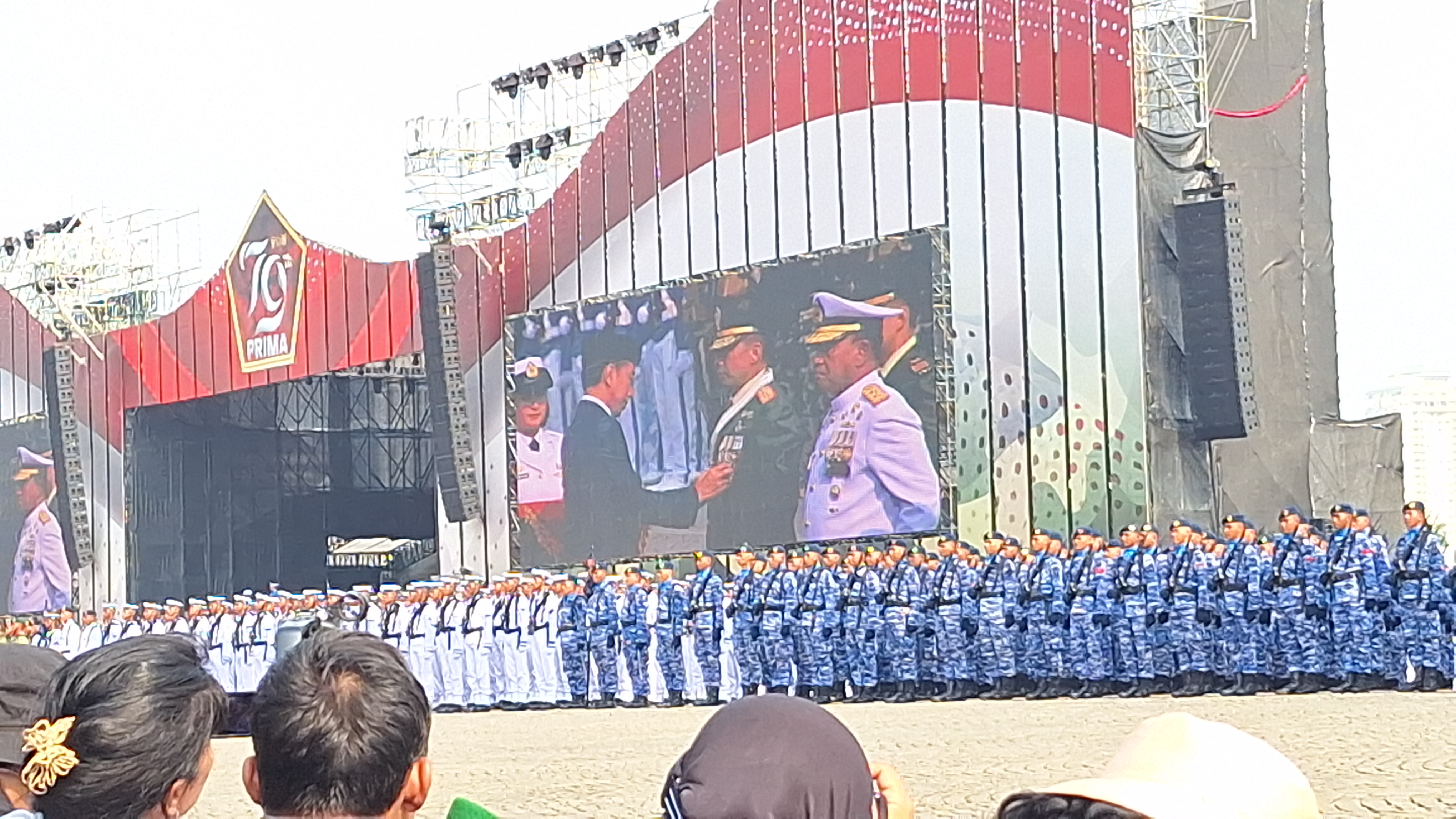 Jokowi Beri Tanda Kehormatan Bintang Yudha Darma dan Samkayanugraha di HUT TNI Ke-79