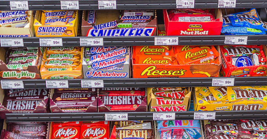 Alasan Cokelat Selalu Disuguhkan di Depan Kasir Minimarket