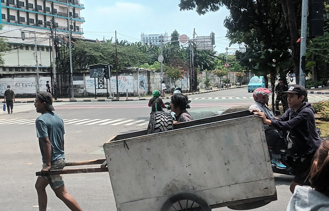 Massa Preteli Mobil Terbakar di Depan Mako Brimob, Logam Diangkut Pakai Motor dan Gerobak