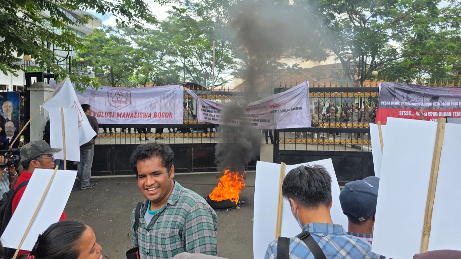 Sugeng IPW Didemo Mahasiswa hingga Ricuh, Dinilai Tak Jalankan Tugas Sebagai Anggota DPRD